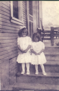 Mia nonna (a destra), sua sorella Mary, sulle scale della casa di Primrose